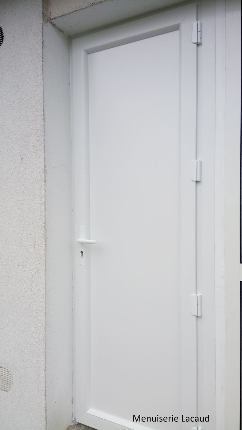 Porte PVC blanc ouverture exterieur