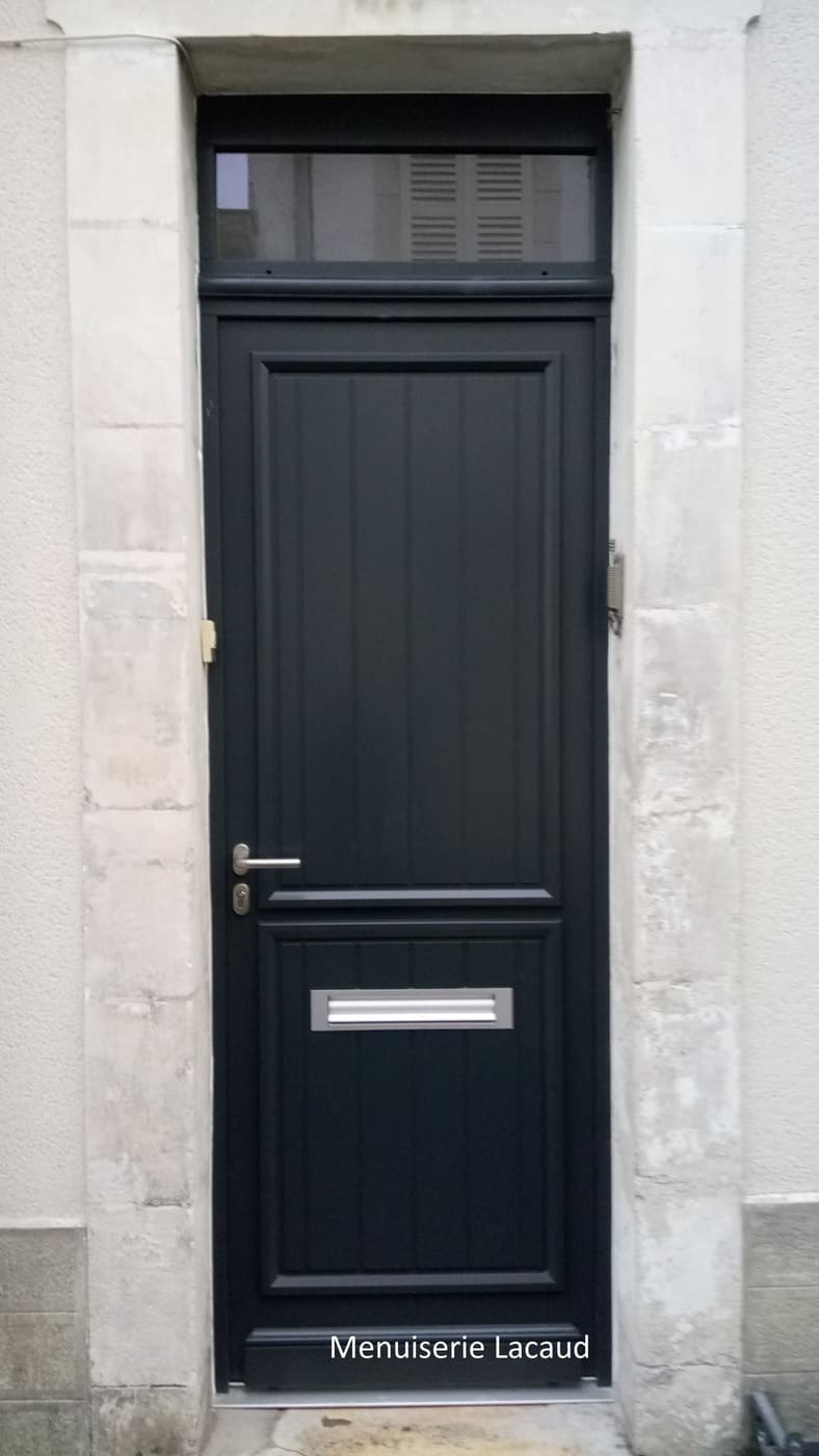 Porte dentree bois laque en usine