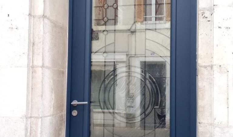 Porte dentree en alu bleu structure avec vitrage decor