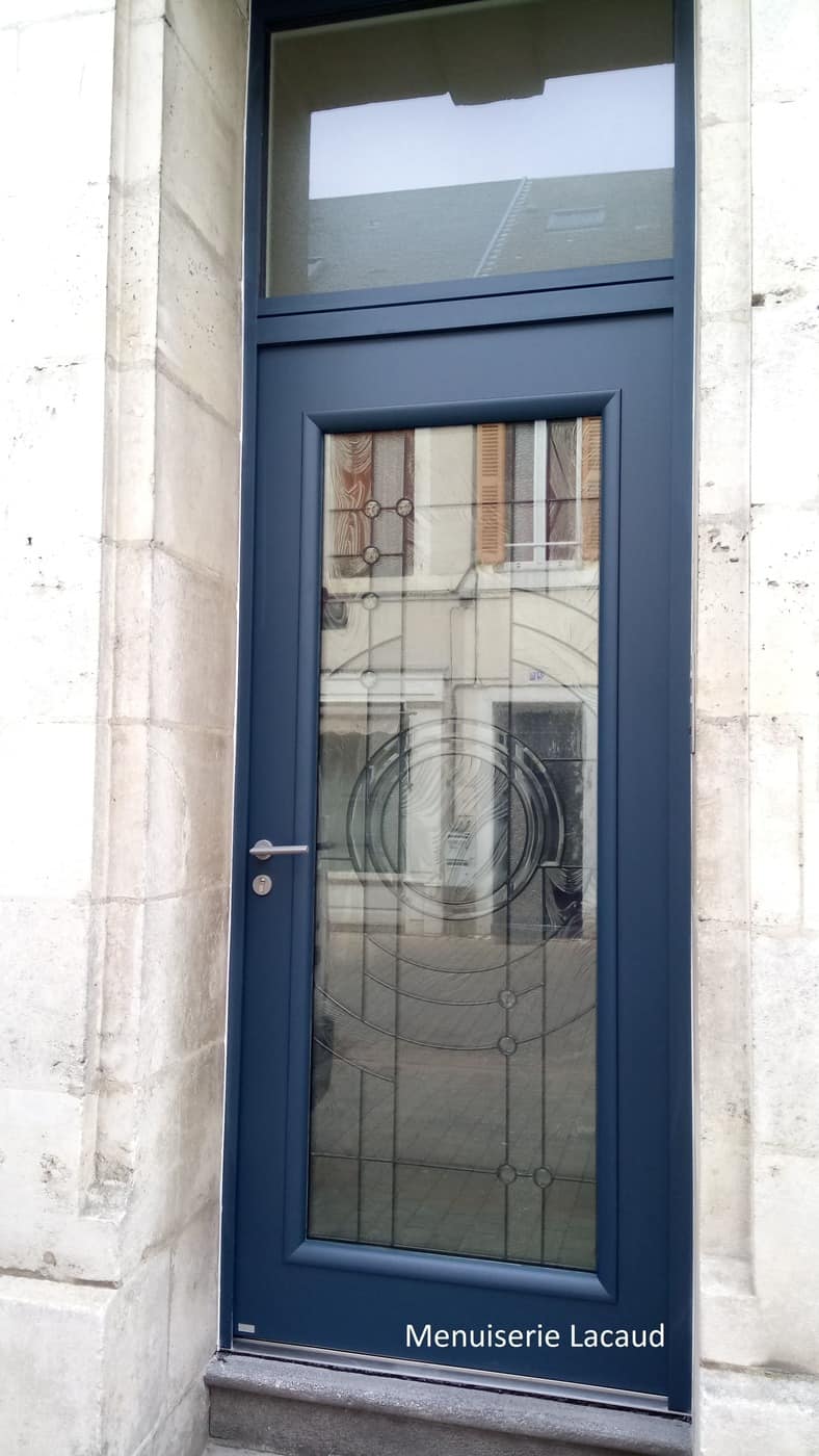 Porte dentree en alu bleu structure avec vitrage decor